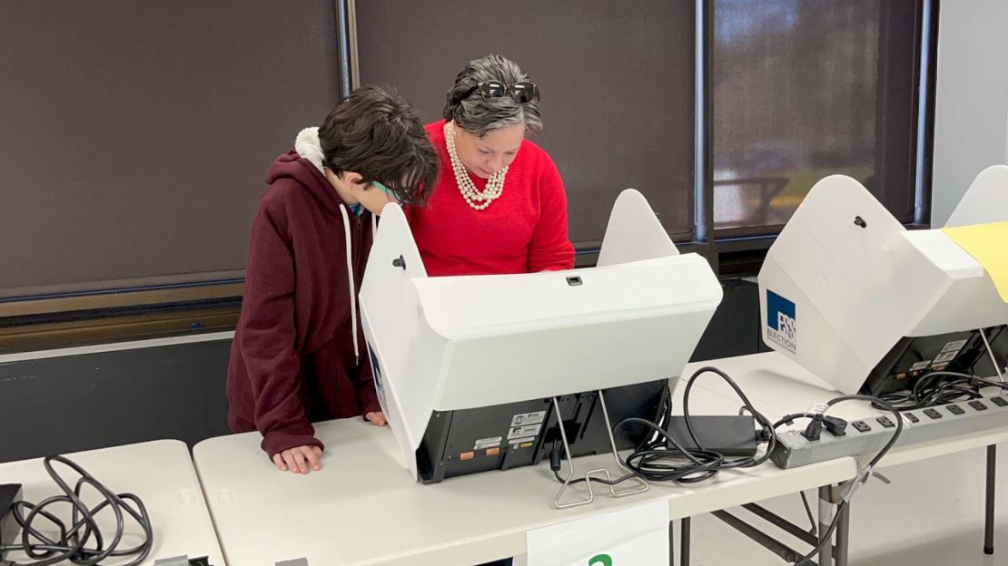 Jennifer McClellan vota el martes 21 de febrero.