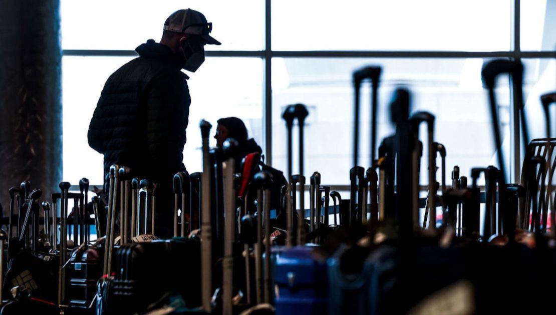 Imagen de archivo. Esta foto muestra viajeros varados en el Aeropuerto Internacional de Denver el 28 de diciembre de 2022 en Denver, Colorado, por condiciones invernales.