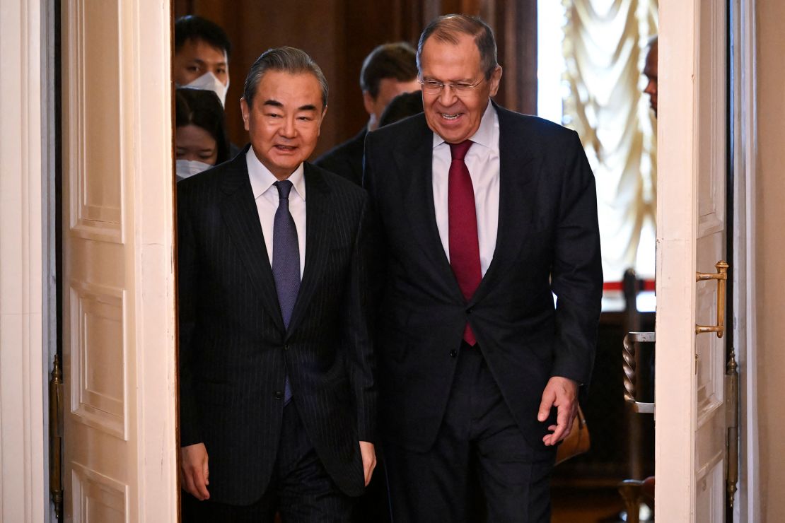 En esta foto aparecen el ministro de Relaciones Exteriores de Rusia, Sergey Lavrov, a la derecha, y el director de la Oficina de la Comisión Central de Asuntos Exteriores del Partido Comunista de China, Wang Yi, durante una reunión en Moscú, Rusia, el 22 de febrero.