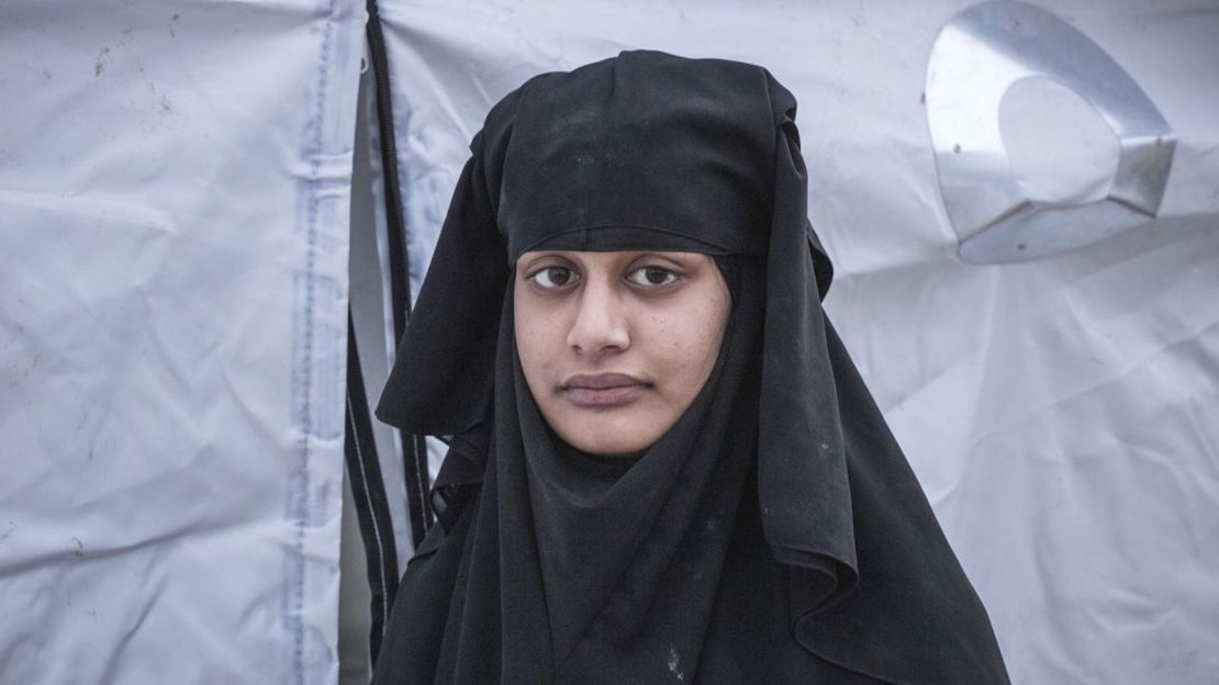 Shemima Begum, de 19 años, fotografiada en un campamento en el norte de Siria el 22 de febrero de 2019.