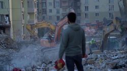 CNNE 1349977 - "construyeron un cementerio", dice sobreviviente de terremotos en turquia sobre edificios colapsados