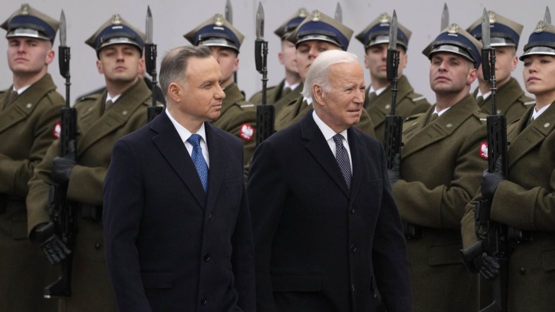 El presidente de Polonia, Andrzej Duda (a la izquierda), recibe al presidente de EE.UU., Joe Biden, en el Palacio Presidencial de Varsovia, el martes 21 de febrero de 2023.