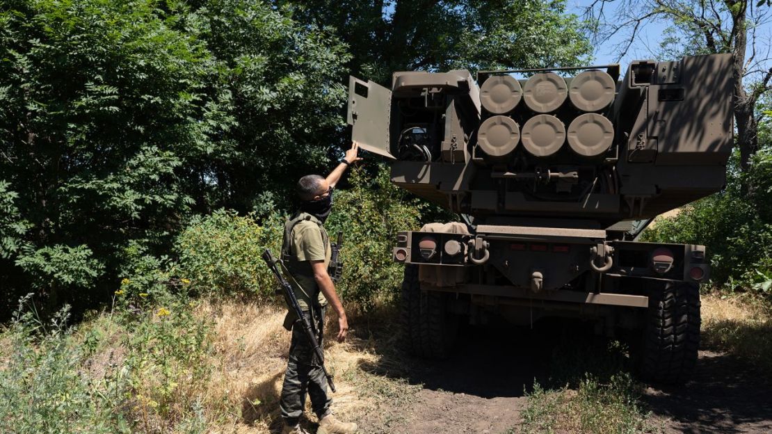 Kuzia, comandante de la unidad, muestra los cohetes del vehículo HIMARS en el este de Ucrania, el 1 de julio de 2022.