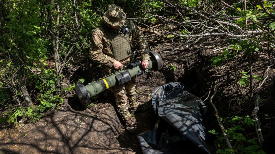 Un soldado del Ejército de Ucrania coloca un misil Javelin de fabricación estadounidense en una posición de combate en la línea del frente el 20 de mayo de 2022 en Járkiv, Ucrania.