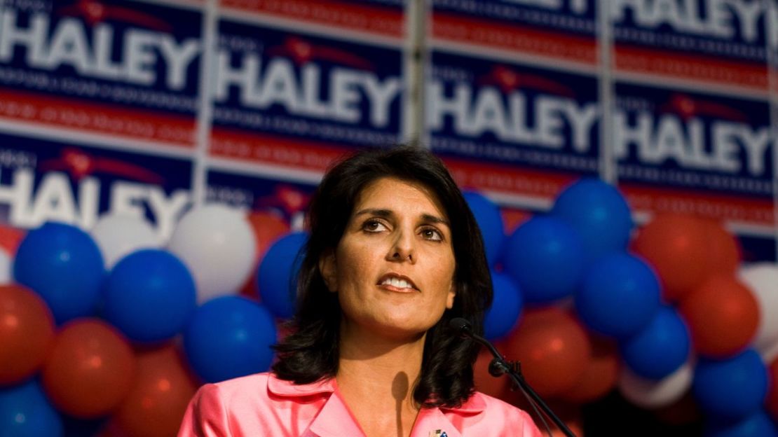 Nikki Haley defendió la bandera confederada en un acto de 2010.