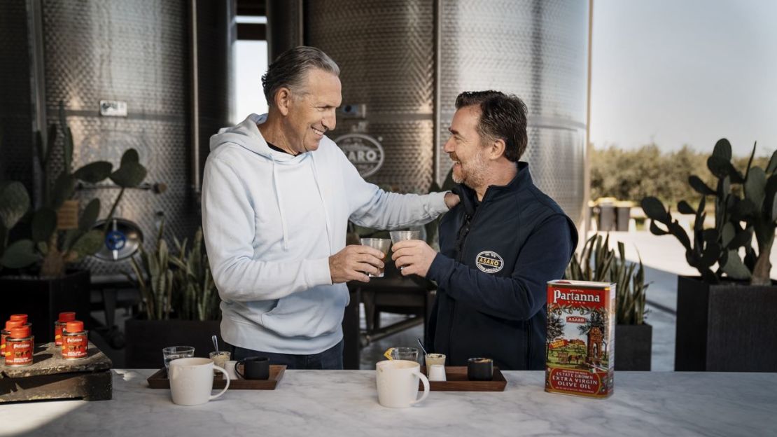 Howard Schultz y Tommaso Asaro, presidente de United Olive Oil, que produce el aceite de oliva Partanna que Starbucks utiliza para Oleato. Crédito: Li-Lian Ahlskog Hou/CNN