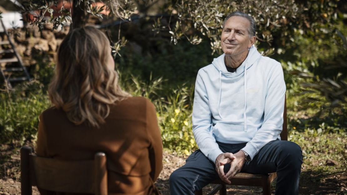 Howard Schultz, CEO interino de Starbucks, en entrevista con Poppy Harlow en la granja Asaro de Sicilia. Crédito: Li-Lian Ahlskog Hou/CNN