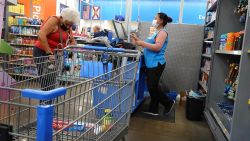 CNNE 1350241 - walmart pronostico crecimiento menor en 2023 y sus acciones cayeron