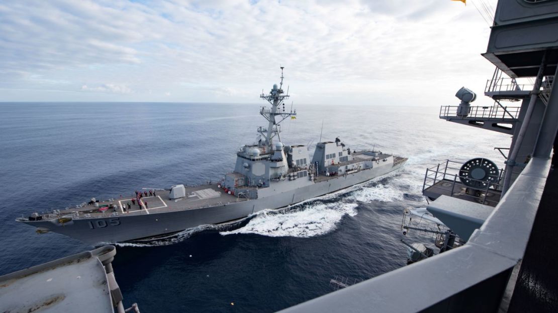 El destructor de misiles guiados USS Dewey de la Marina de EE.UU. se reabastece en el mar con el portaaviones de clase Nimitz USS Carl Vinson el 11 de octubre de 2018. Crédito: Marina de EE.UU./Reuters/Archivo