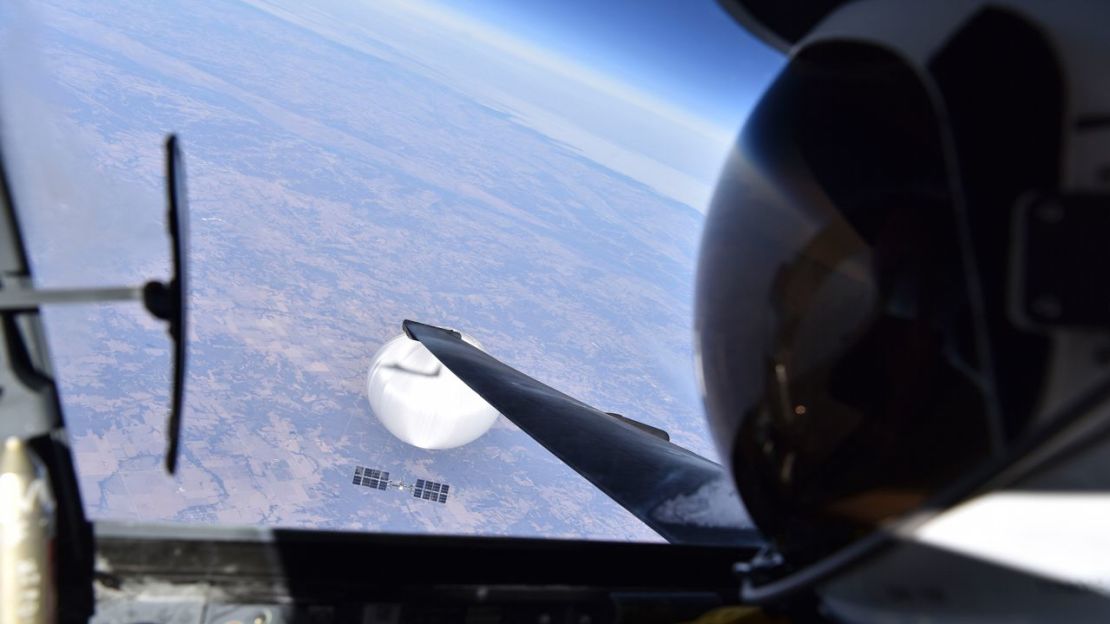 Un piloto de la Fuerza Aérea de Estados Unidos sobrevuela el globo de vigilancia de China el 3 de febrero de 2023. Los esfuerzos de recuperación comenzaron poco después de que el globo fuera derribado.