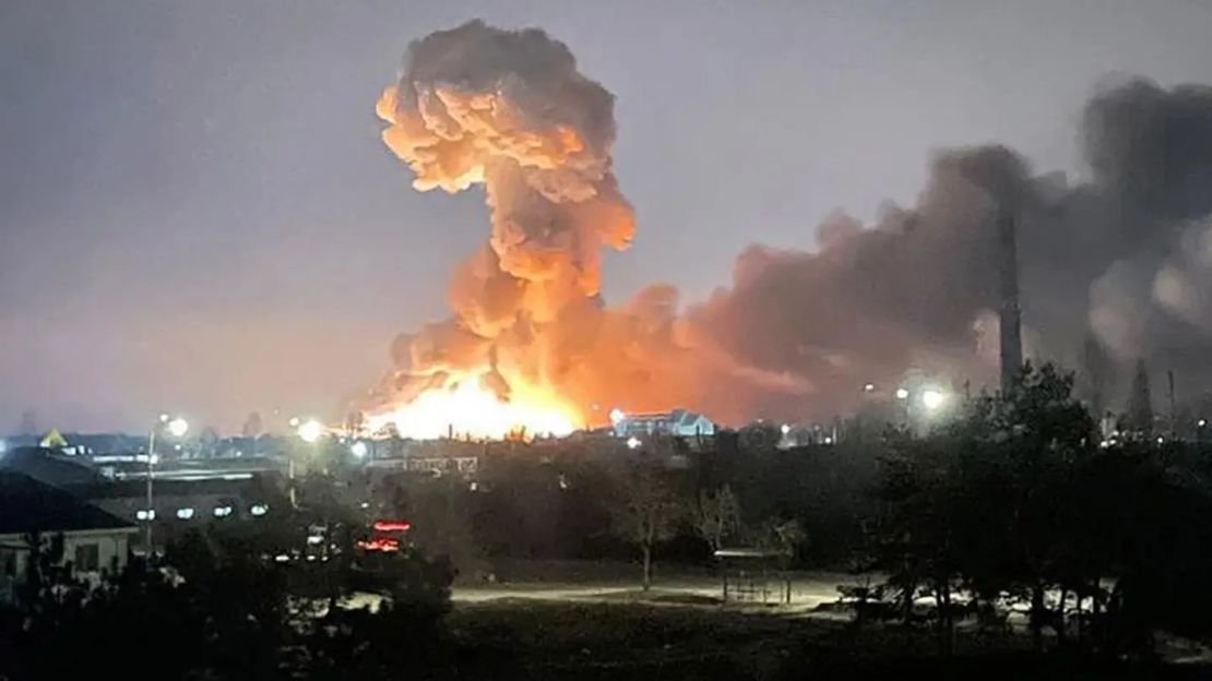 Una foto proporcionada por la oficina de la Presidencia de Ucrania parece mostrar una explosión en Kyiv. Hubo explosiones en varias ciudades cuando la invasión de Rusia comenzó antes del amanecer.