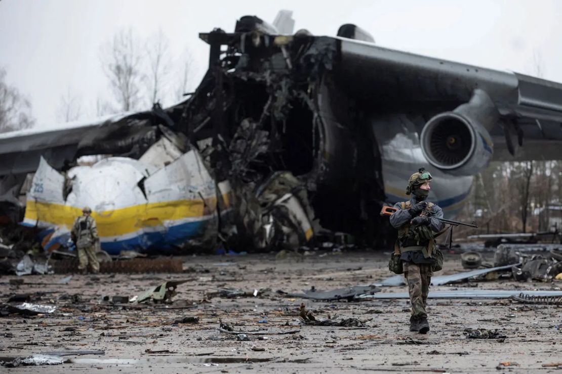 El avión de carga Antonov An-225 Mriya destruido se ve en el aeródromo de Antonov en Hostomel, Ucrania.