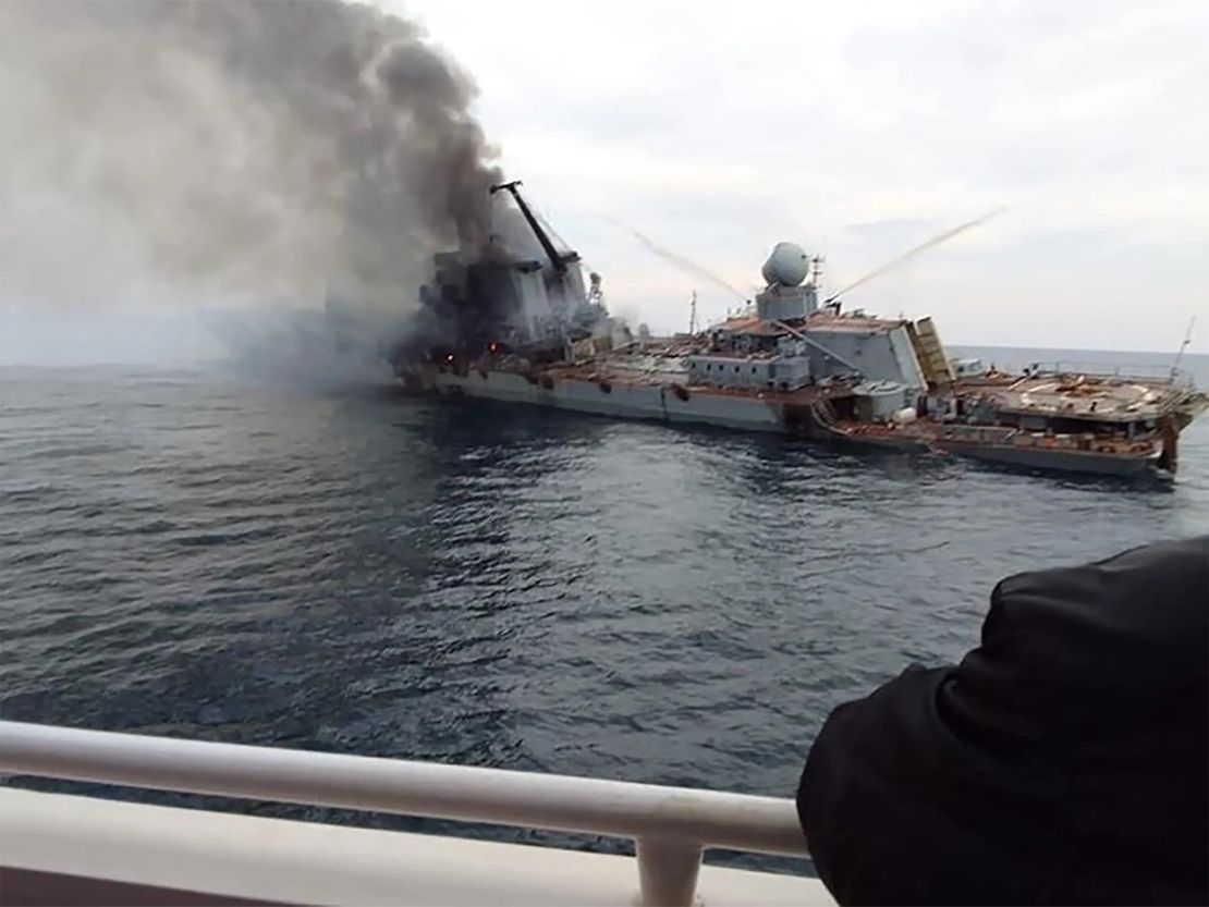 Surgieron imágenes en las redes sociales que muestran al crucero de misiles guiados de Rusia, el Moskva, gravemente dañado y en llamas horas antes de que se hundiera en el Mar Negro.