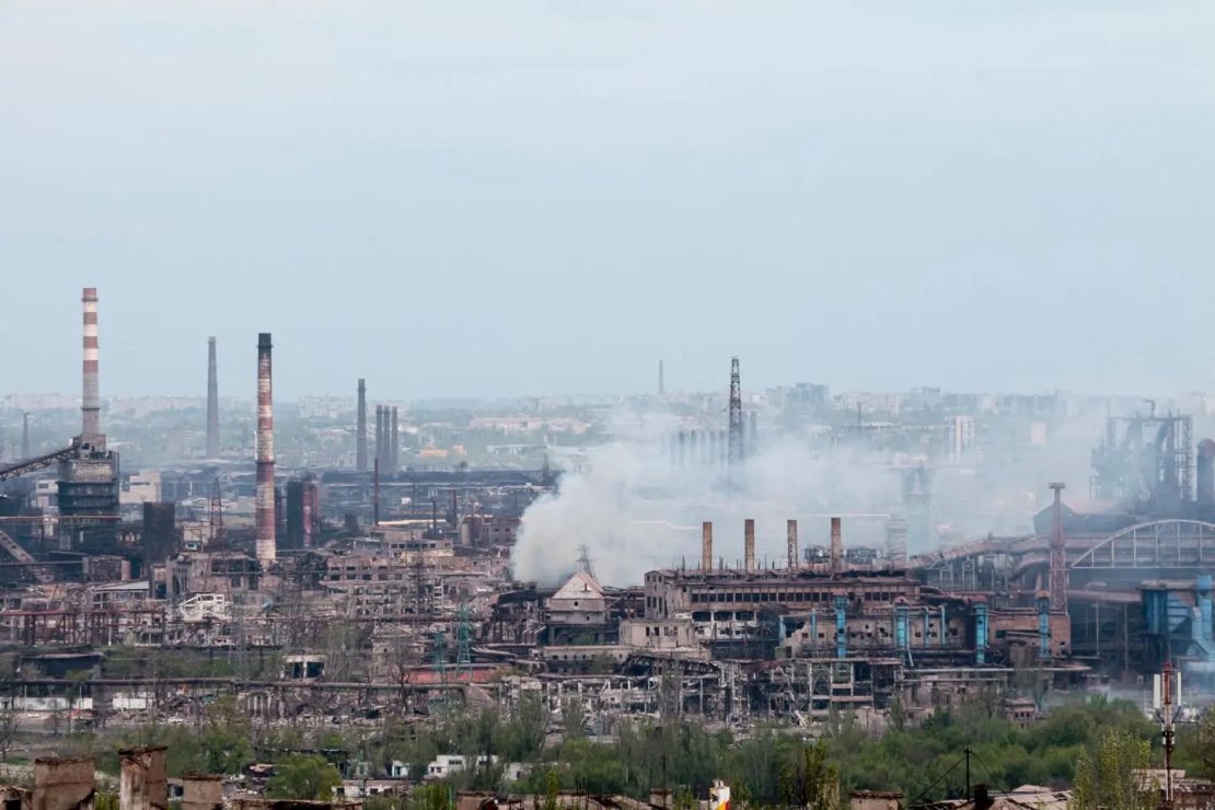 Se ve humo salir de la planta siderúrgica de Azovstal.