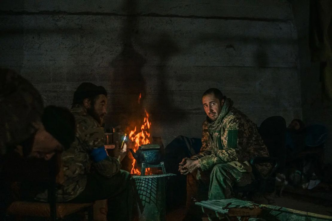 Soldados ucranianos descansan en su refugio dentro de las ruinas de la planta siderúrgica Azovstal en Mariupol.