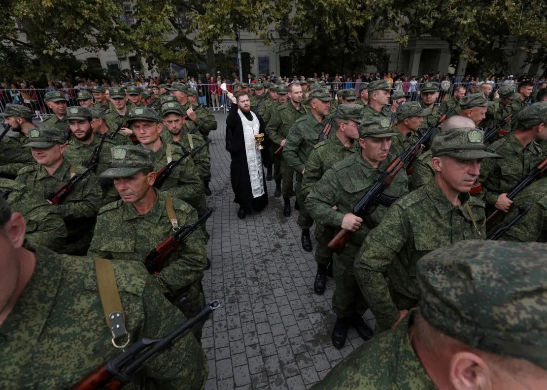 Un sacerdote ortodoxo realiza un servicio para reservistas reclutados durante una ceremonia antes de su salida de Sebastopol, Crimea.