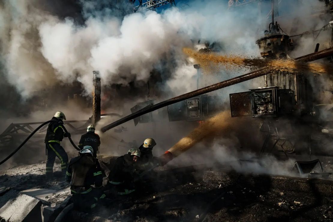 Bomberos trabajan para apagar un incendio en una central eléctrica alcanzada por un misil ruso en Kyiv.