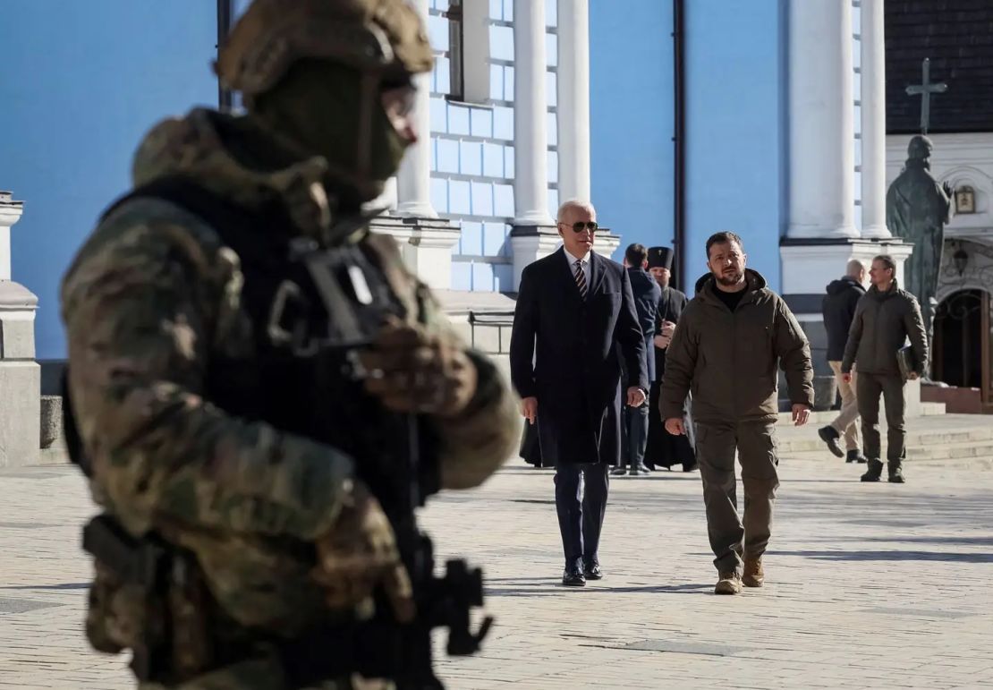 El presidente Biden y el presidente Zelensky visitan el Monasterio de las Cúpulas Doradas de San Miguel, en medio del ataque de Rusia a Ucrania, en Kyiv.