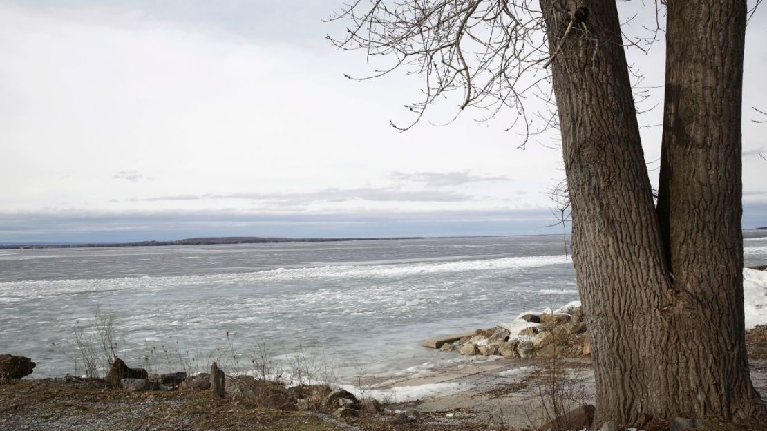 La orilla del lago Champlain el 16 de febrero. El lago cerca de la zona de acceso está cubierto de hielo, pero las autoridades están advirtiendo a los pescadores a permanecer fuera del lago porque las temperaturas inusualmente cálidas han hecho que sea inseguro.