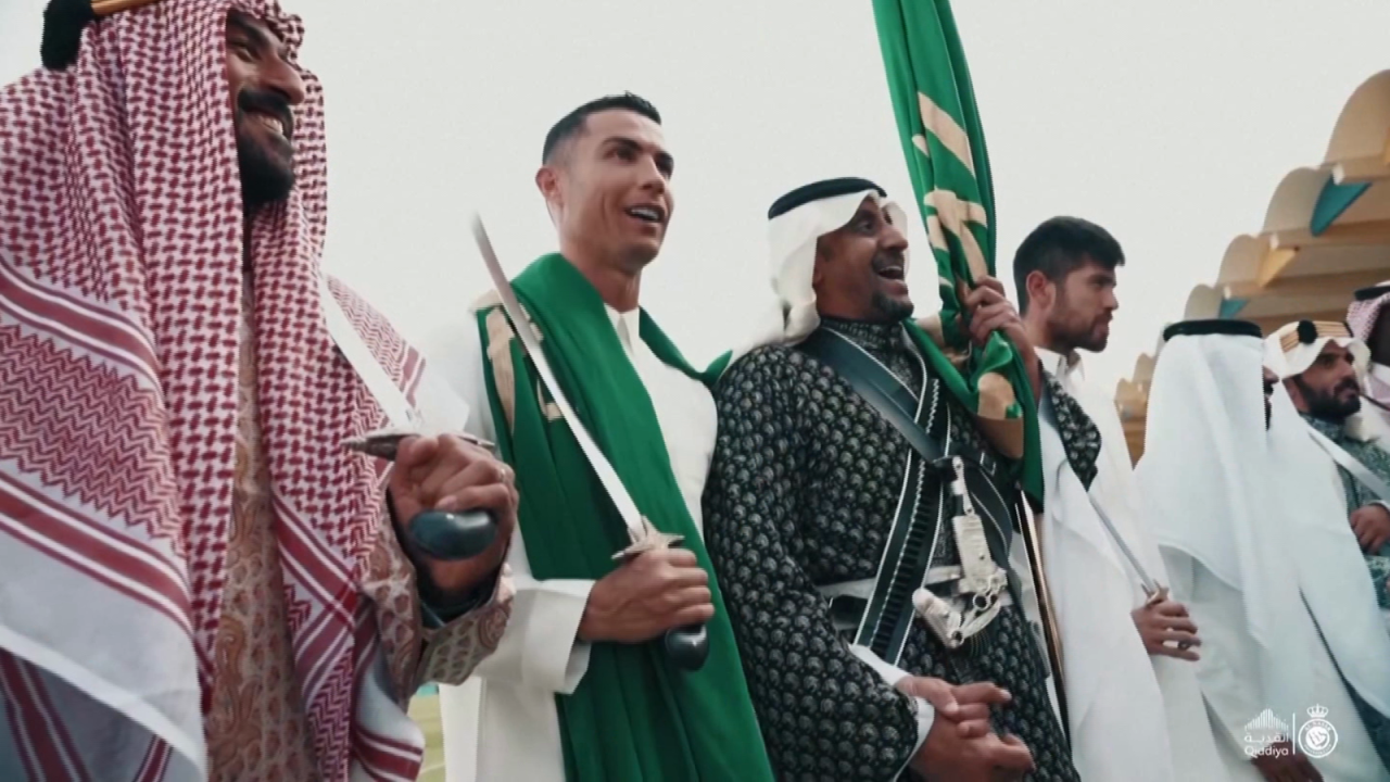 Cristiano Ronaldo celebra festividad en Arabia Saudita con espada y baile