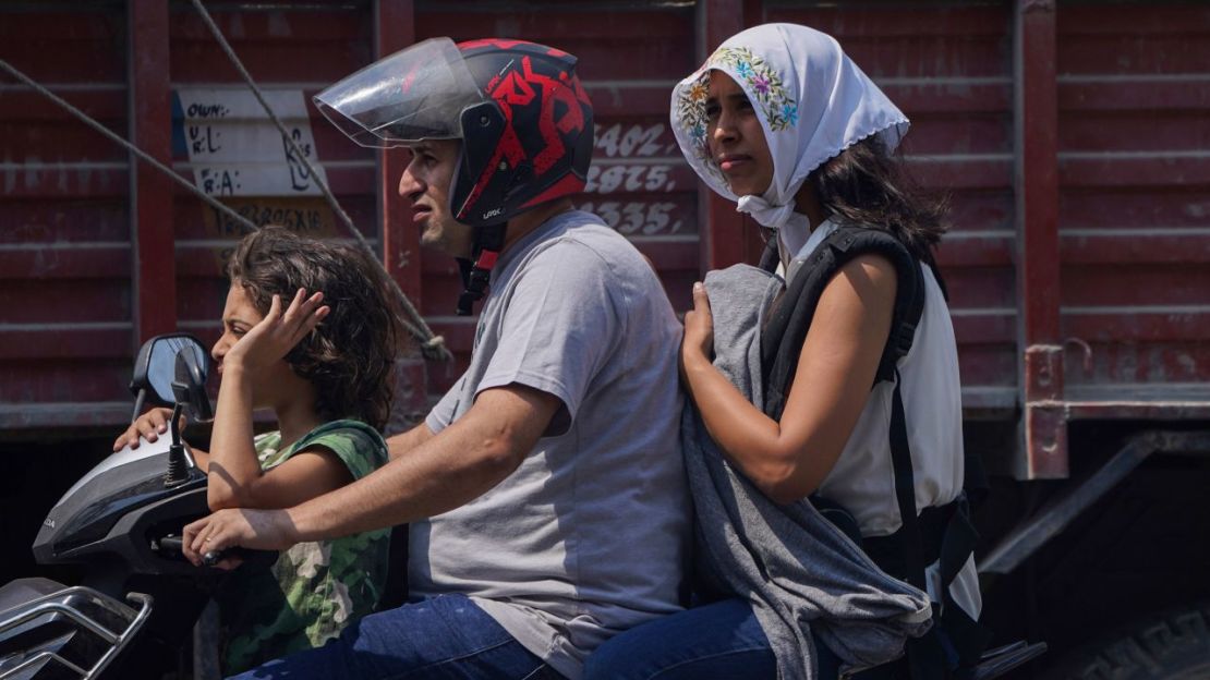 Varios transeúntes se cubren la cara con ropa para protegerse del sol mientras las temperaturas se disparan en Hyderabad, India, este miércoles.