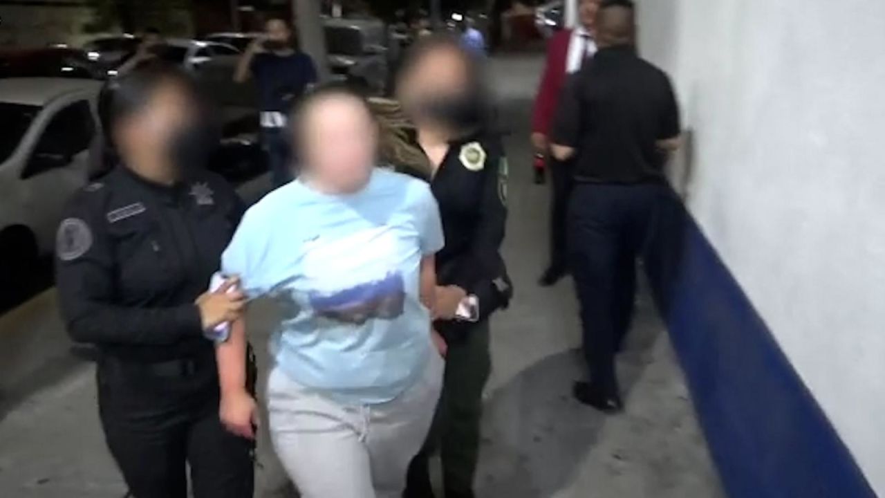 CNNE 1350853 - detienen en mexico a mujer estadounidense con pedido de extradicion por trafico de metanfetamina a ee-uu-