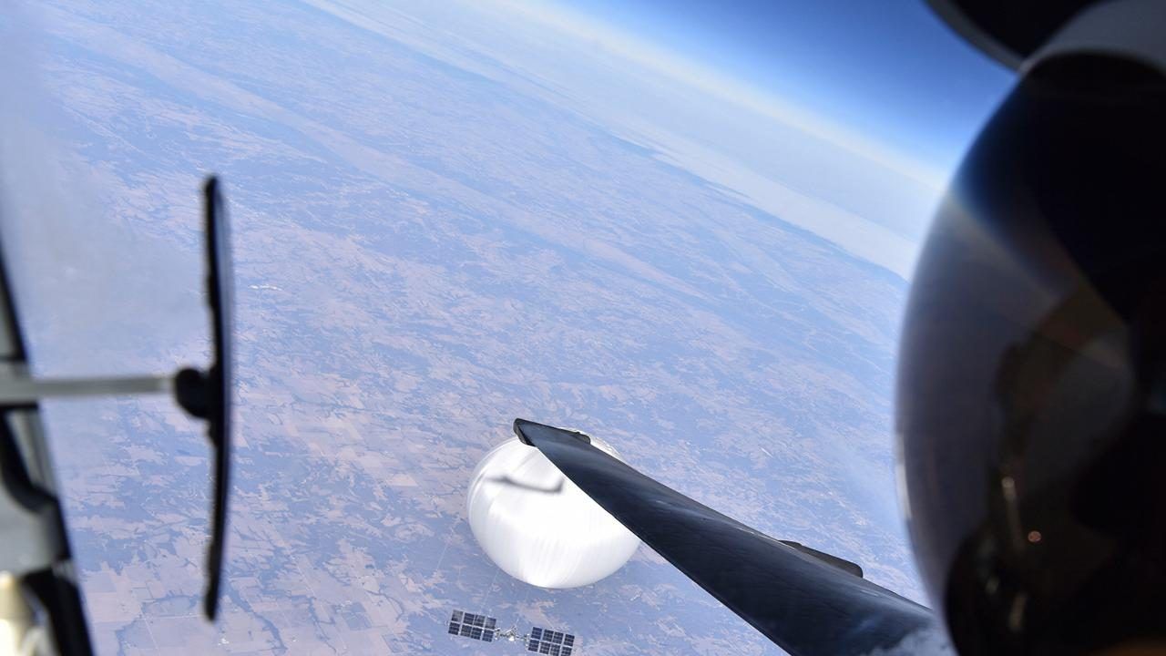 CNNE 1350866 - piloto de estados unidos se toma selfi con el globo espia chino