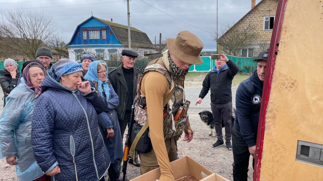 Fursin y Arieva se dedicaron al voluntariado una vez que dejaron las fuerzas, distribuyendo ayuda humanitaria en las zonas recién liberadas. Cortesía de Yaryna Arieva y Sviatoslav Fursin