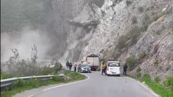 CNNE 1350973 - impactante deslizamiento de tierra golpea una carretera en peru