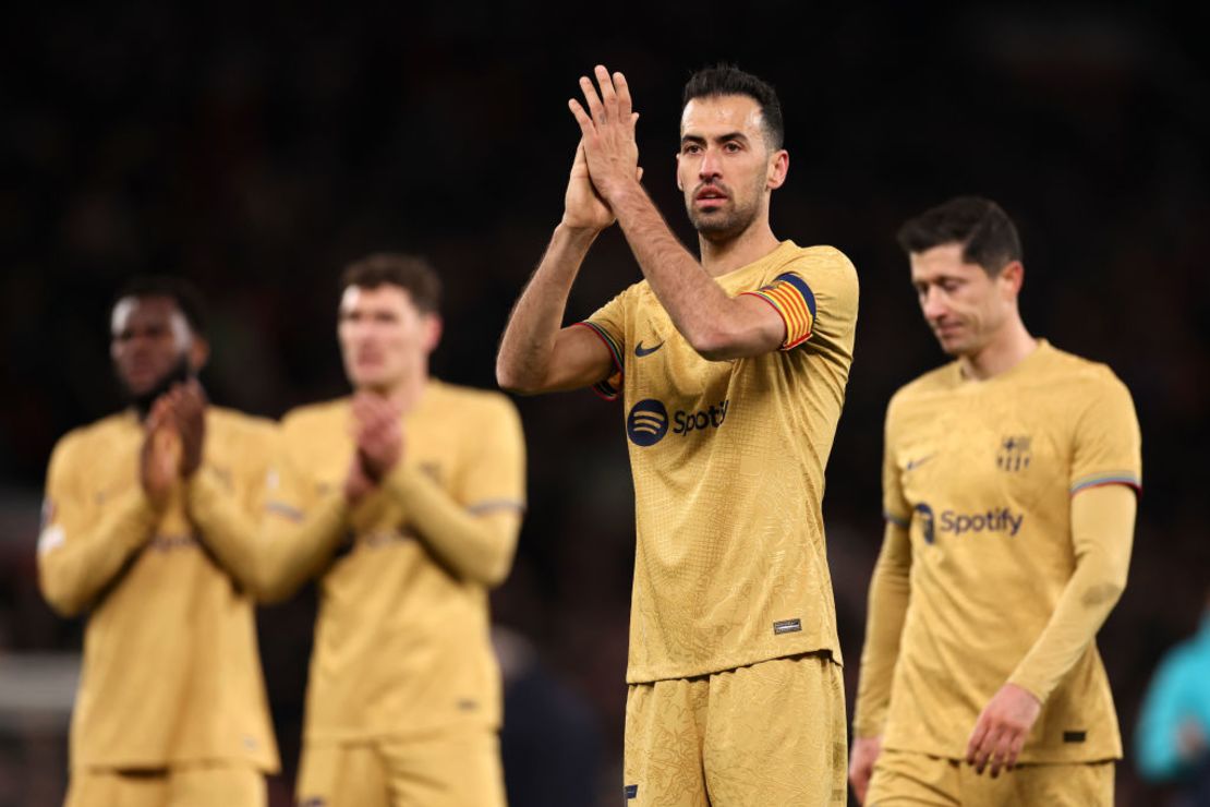 Sergio Busquets aplaude a los seguidores del conjunto catalán en el estadio del Manchester. Crédito: Catherine Ivill/Getty Images