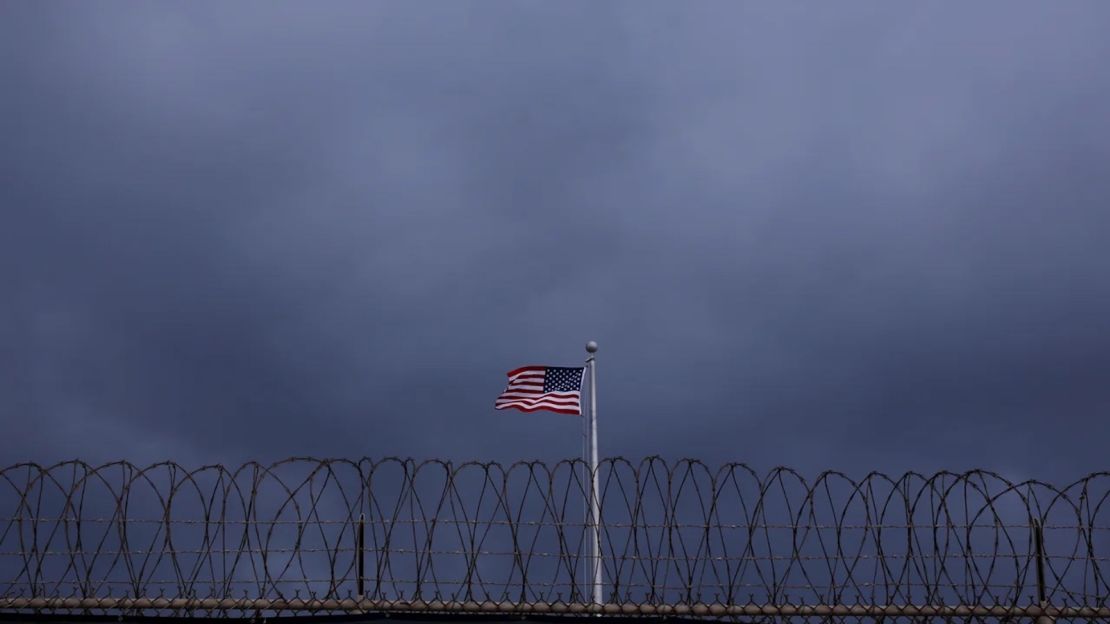 La bandera de Estados Unidos ondea dentro del Campamento VI de la Fuerza de Tarea Conjunta de Guantánamo en la Base Naval de Estados Unidos en la Bahía de Guantánamo, Cuba, el 22 de marzo de 2016.