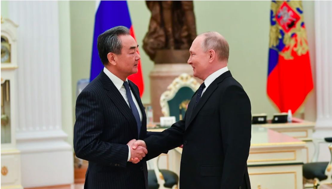 El presidente ruso, Vladimir Putin, se reúne con Wang Yi, miembro del Buró Político del Partido Comunista de China, en Moscú el 22 de febrero de 2022.