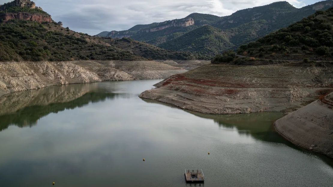 Un "anillo" de suciedad se ve alrededor del borde del embalse de Siurana en Cataluña, España, en noviembre de 2022. Crédito: Lorena Sopena/Europa Press/Getty Images