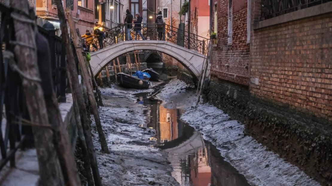 Un canal casi completamente seco en Venecia, a principios de febrero. Crédito: Stefano Mazzola/Getty Images