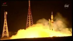 CNNE 1351559 - la nave rusa soyuz ayudara a astronautas varados en la eei