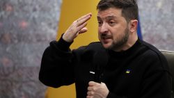 El presidente de Ucrania, Volodymyr Zelensky, asiste a una conferencia de prensa en el primer aniversario de la invasión rusa de Ucrania.