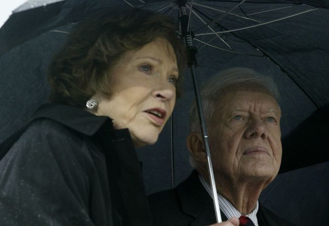 Los Carter asisten a la ceremonia de inauguración del Centro Presidencial William J. Clinton en Little Rock, Arkansas, en noviembre de 2004.