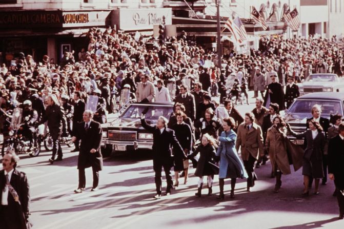 Carter camina de la mano con Rosalynn y su hija, Amy, durante su desfile inaugural en Washington el 21 de enero de 1977. Era la primera vez en la historia que un presidente no se dirigía hacia la Casa Blanca en carruaje o automóvil para celebrar el juramento del cargo.