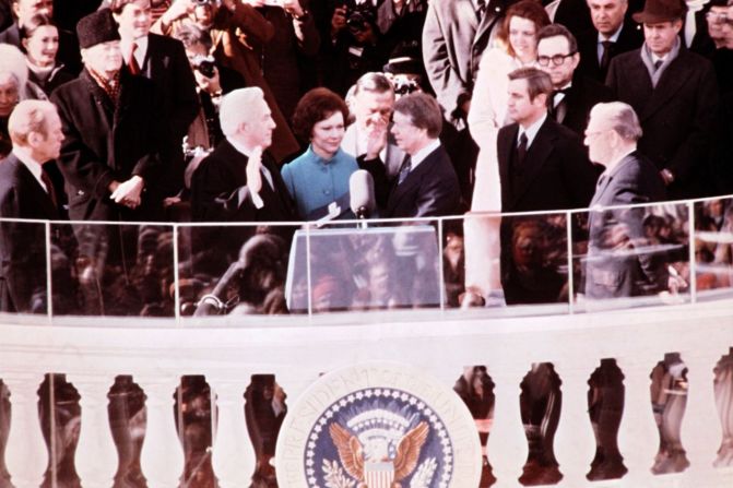 Carter jura ante el presidente de la Corte Suprema, Earl Burger, como 39º presidente de Estados Unidos.