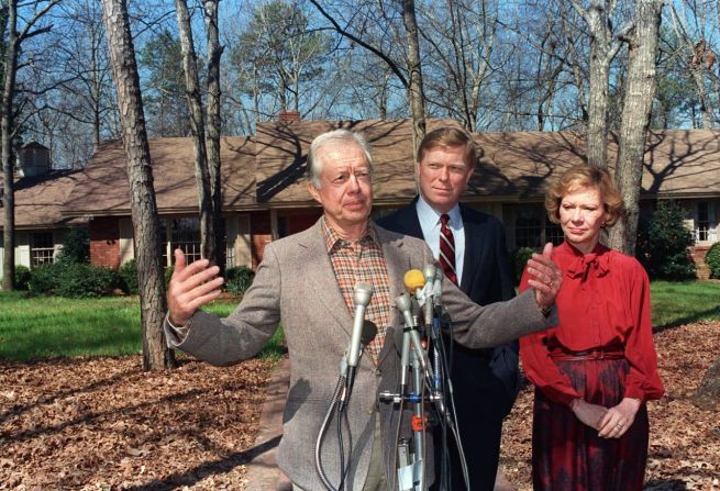 Carter se dirige a los medios de comunicación fuera de su residencia en Plains, Georgia, junto a su esposa y el aspirante presidencial demócrata Richard Gephardt en marzo de 1988.