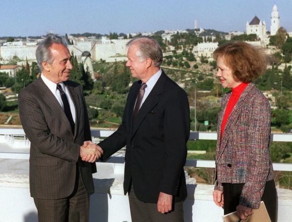 Carter estrecha la mano del líder del Partido Laborista de Israel, Shimon Peres, en Jerusalén en marzo de 1990.