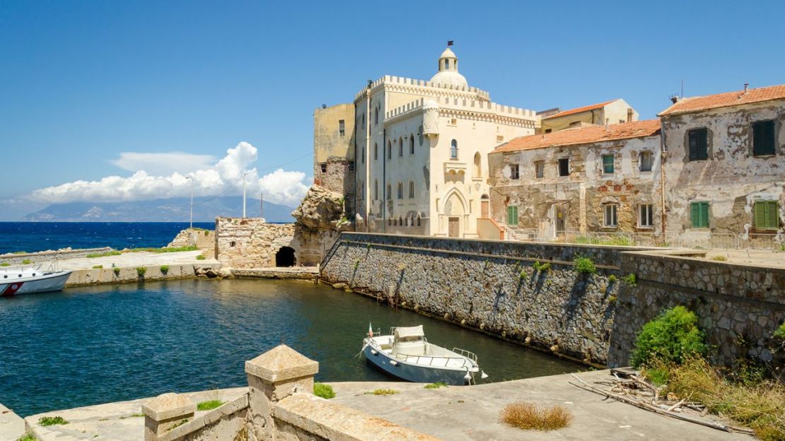 Pianosa se ha convertido en un refugio popular por sus bonitas playas y su exuberante vegetación. Crédito: Marco Saracco/Adobe Stock