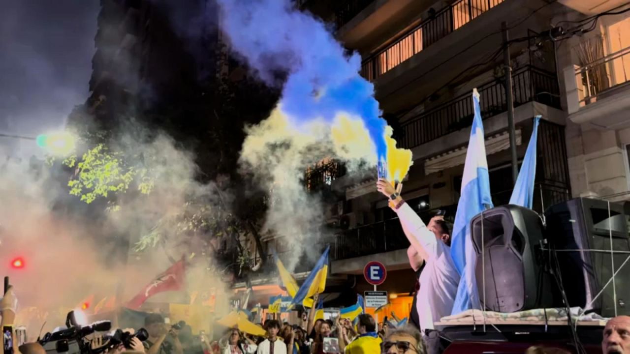 CNNE 1351836 - ucranianos protestan en la embajada de rusia en argentina