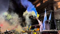 CNNE 1351836 - ucranianos protestan en la embajada de rusia en argentina