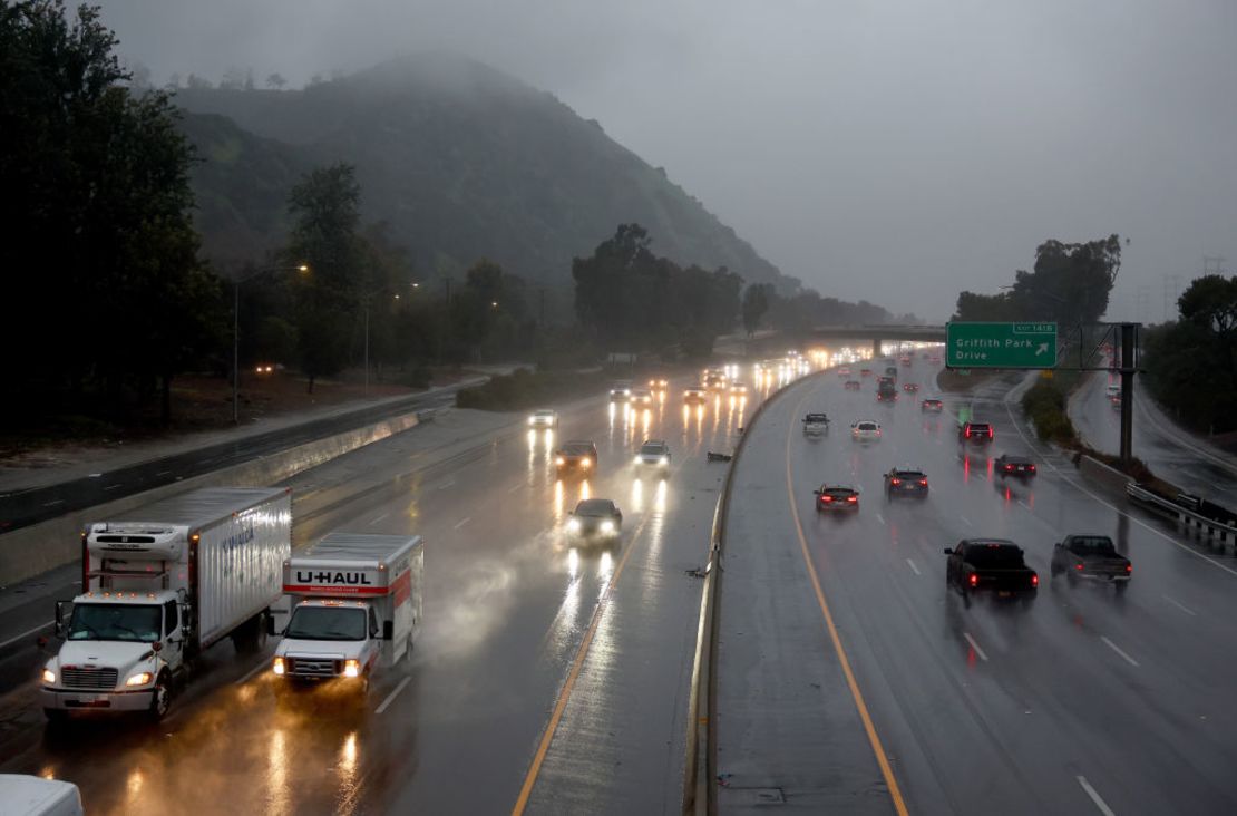 Los vehículos conducen a través de las lluvias tormentosas de invierno en la Interestatal 5 el 24 de febrero de 2023 en Los Ángeles, California.