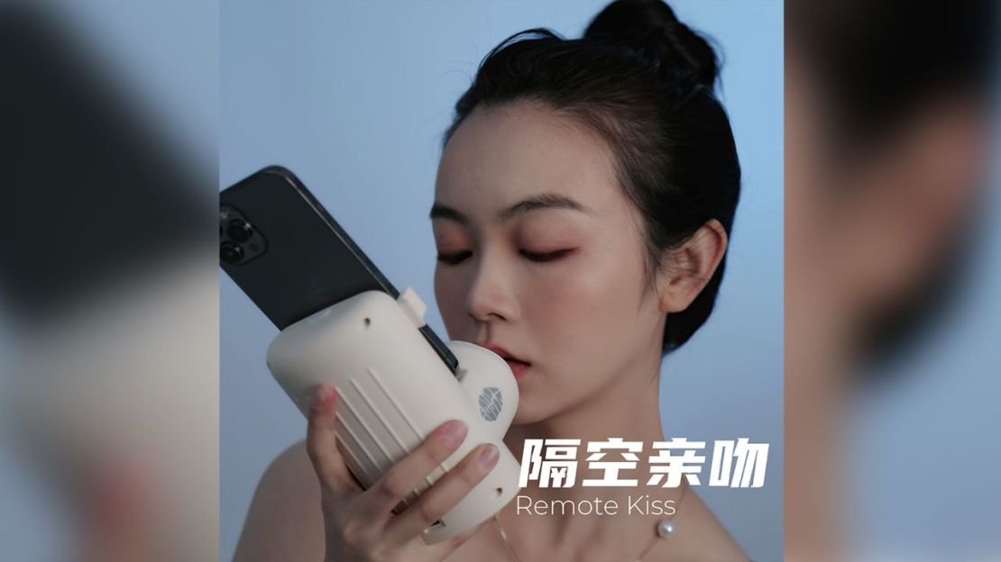 El dispositivo para besar se anuncia como una forma de compartir la intimidad "física" entre parejas de larga distancia. Crédito: Taobao