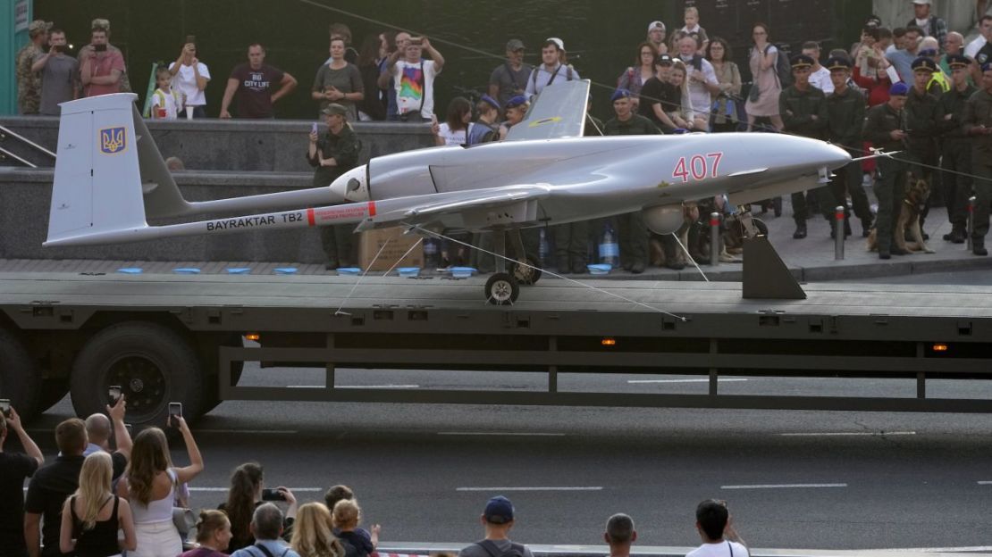 Un dron Bayraktar TB2 de fabricación turca en un ensayo para un desfile militar dedicado al Día de la Independencia en Kyiv, Ucrania, el 20 de agosto de 2021.