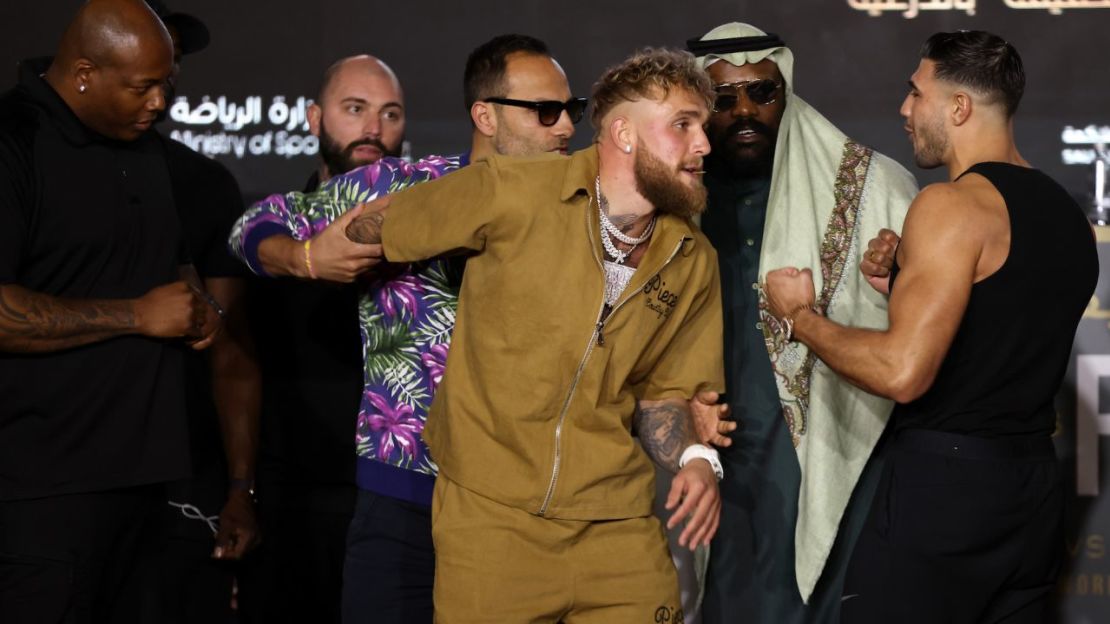 Paul y Fury chocan durante su rueda de prensa.