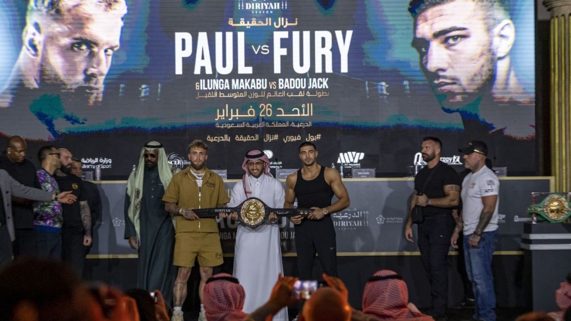 Paul y Fury sostienen el cinturón Diriyah durante su rueda de prensa.