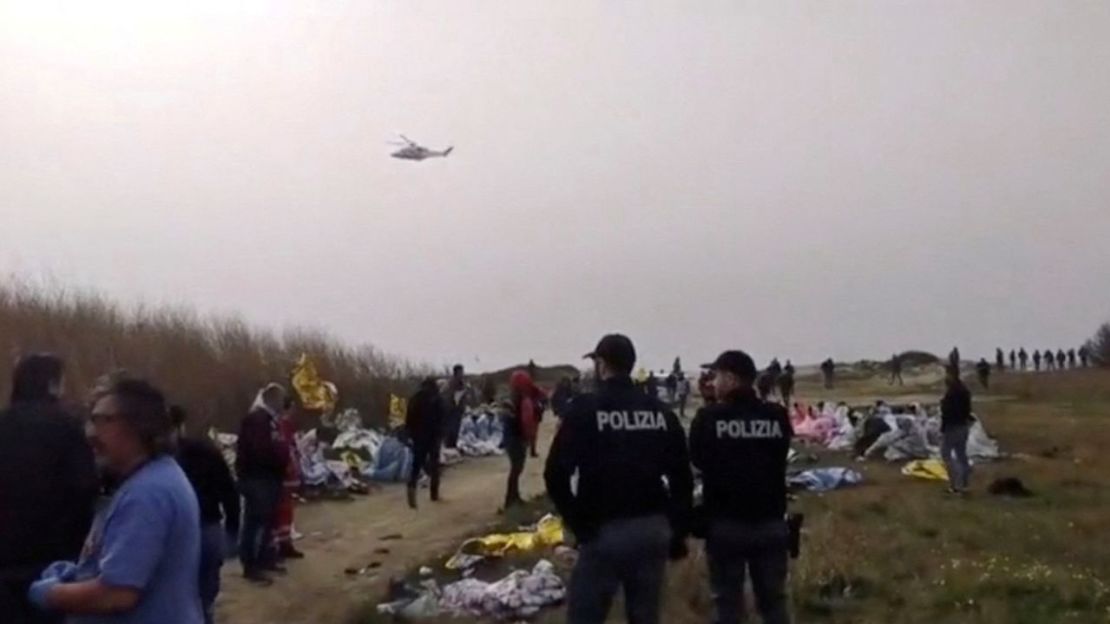 Agentes de policía en la playa donde se encontraron cadáveres. Un superviviente fue detenido por tráfico de migrantes.